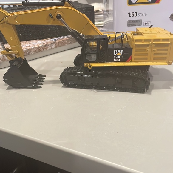 Cat 390F hydraulic excavator, discard scale model replica - Picture 2 of 2